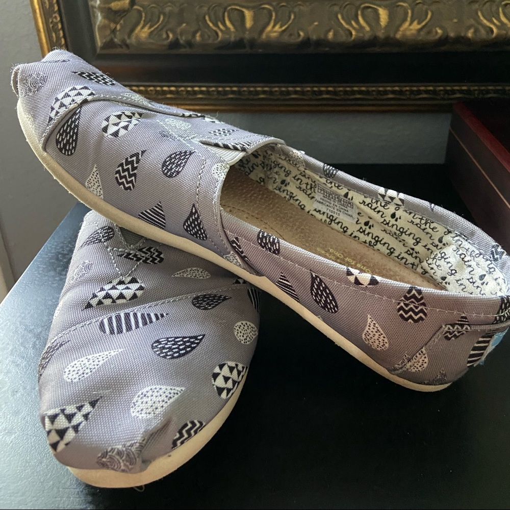 Tom’s size 7.5 slip on grey paisley